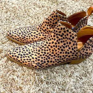 Size 8 1/2 bootie shoe, worn twice.